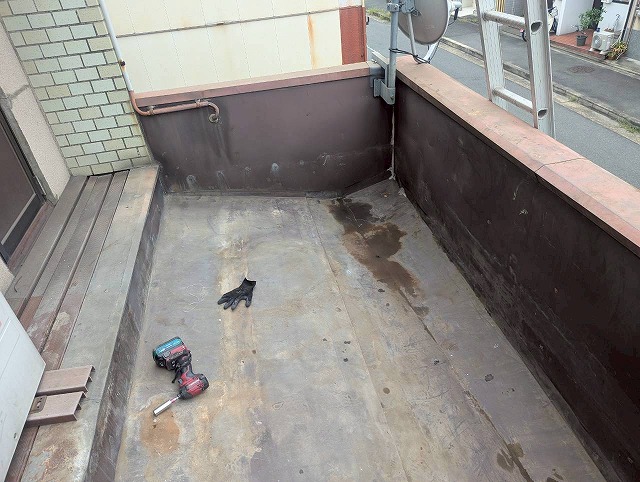 残置物を撤去した後のトタンの状態